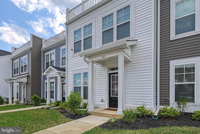 view of front of property with a front lawn