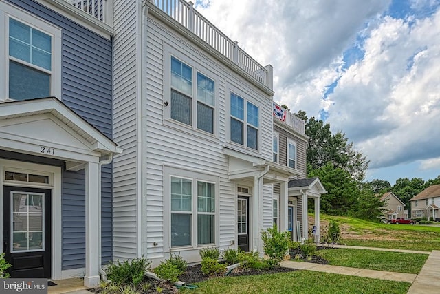 view of front of property featuring a front lawn