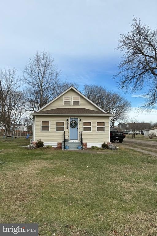 view of front of property with a front lawn