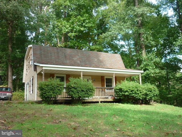 view of front of home featuring covered porch and a front lawn