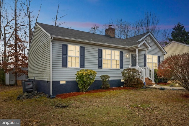 view of front facade featuring a yard