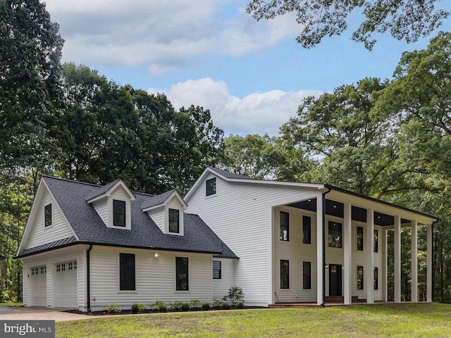 view of front of property featuring a front lawn and a garage