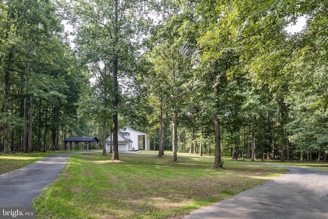 view of front of property featuring a front yard