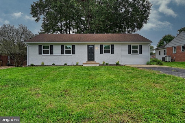 single story home with a front lawn