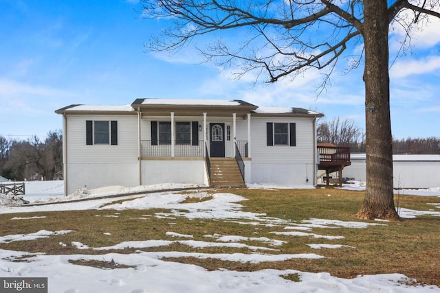 view of front of house featuring a porch and a yard