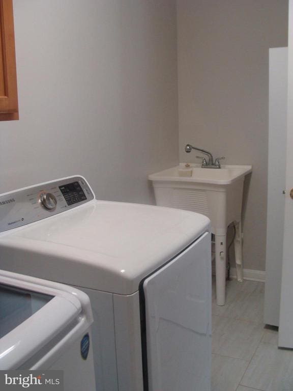 washroom with light tile patterned floors and independent washer and dryer