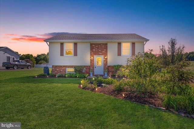 view of front of house featuring a lawn