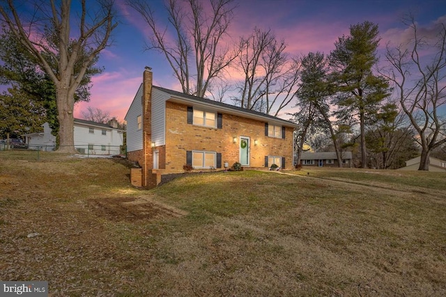 view of front of home featuring a yard