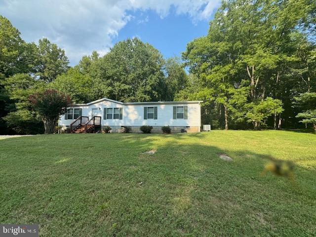 manufactured / mobile home featuring a front yard