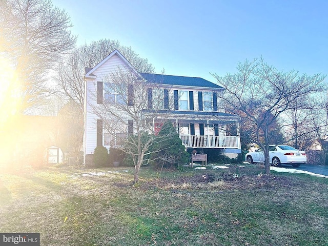 view of front of property featuring a front yard and a porch