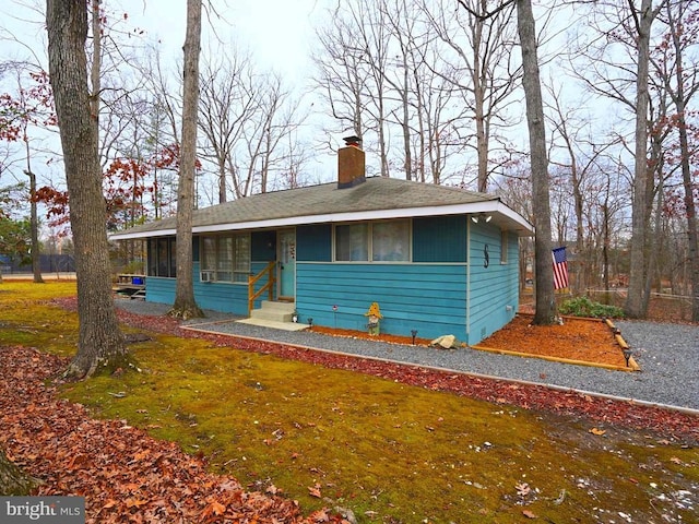 view of front facade featuring a front lawn