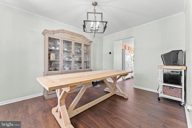 dining space featuring ornamental molding, dark hardwood / wood-style floors, and a chandelier