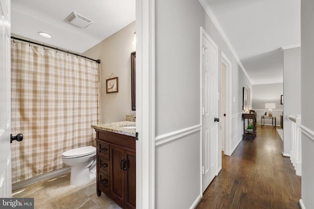 full bath featuring visible vents, baseboards, toilet, ornamental molding, and vanity