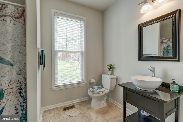 full bathroom featuring visible vents, baseboards, toilet, and vanity