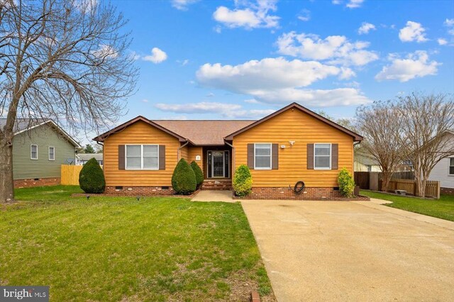 view of front of house featuring fence, a front lawn, concrete driveway, and crawl space