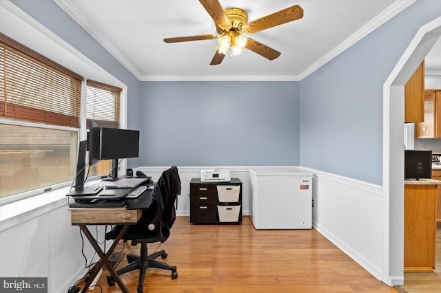 office area with ornamental molding, light wood-style floors, and a ceiling fan