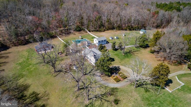 birds eye view of property featuring a wooded view