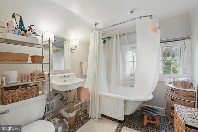 535 Winchester St, Warrenton, VA 20186 - full bathroom featuring a sink, a bathtub, toilet, baseboards, and curtained shower