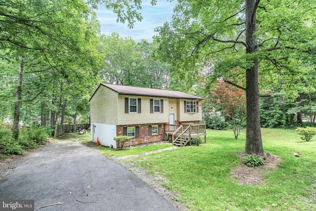 221 Hampton Dr, Spotsylvania, VA 22551 - raised ranch with a front yard, brick siding, and driveway