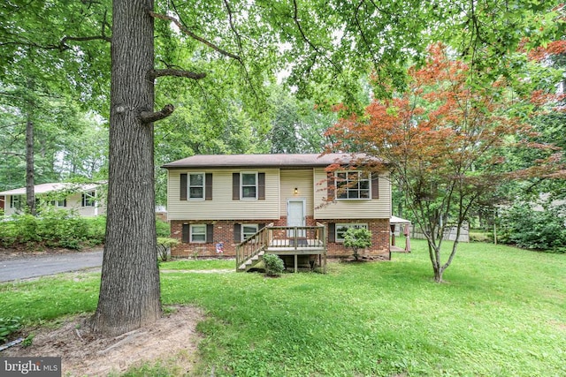 221 Hampton Dr, Spotsylvania, VA 22551 - raised ranch with brick siding and a front lawn