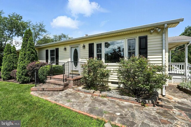  - ranch-style house with a front lawn
