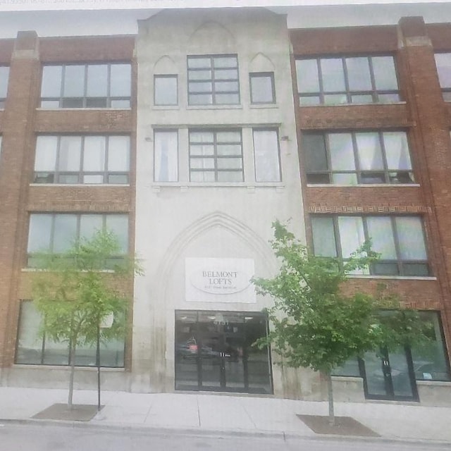 Listing photo 2 for 4131 W Belmont Ave Unit P-9, Chicago IL 60641