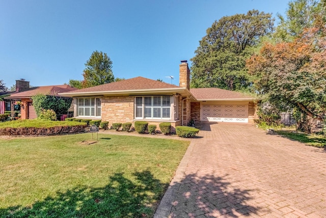 ranch-style house featuring a front lawn