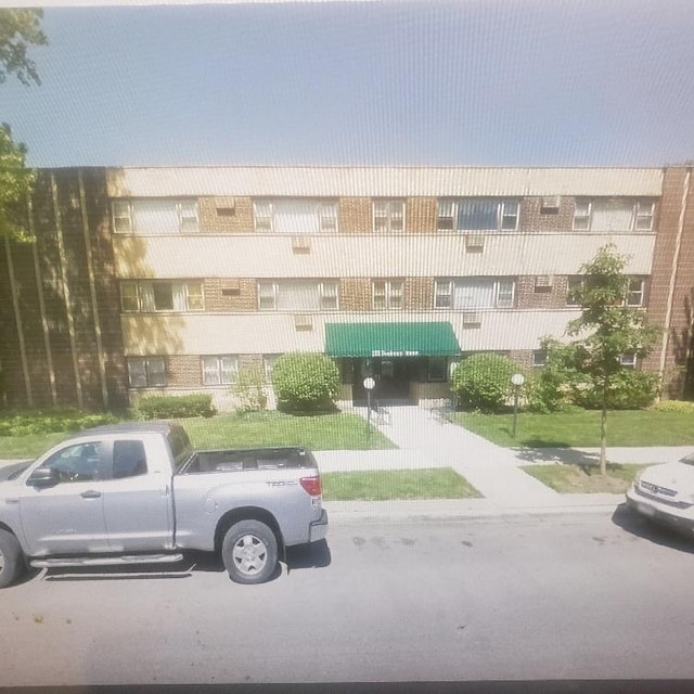 Listing photo 2 for 222 Washington Blvd Unit P-14, Oak Park IL 60302