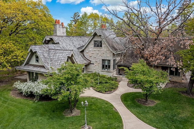 view of front of property featuring a front lawn