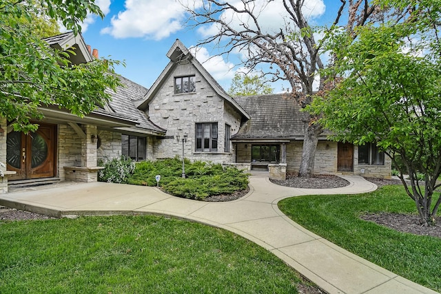 view of front of home featuring a front yard