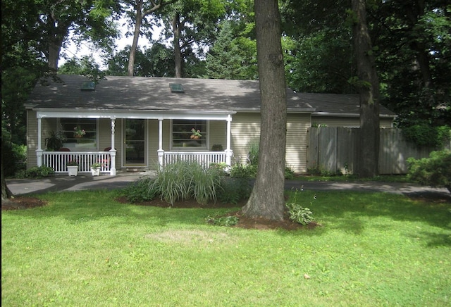 ranch-style home featuring a porch and a front yard