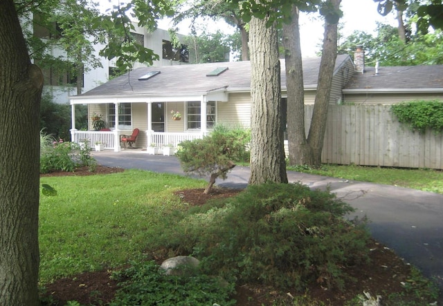 view of front of house with a porch and a front yard