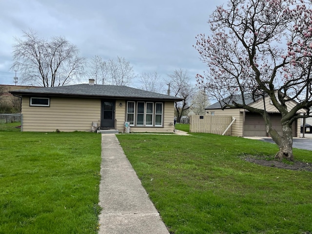 view of front of property featuring a front lawn