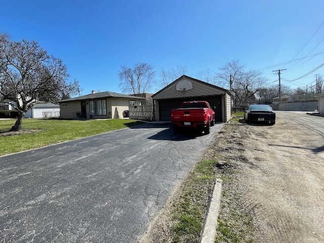 view of front of home featuring a front yard and a garage