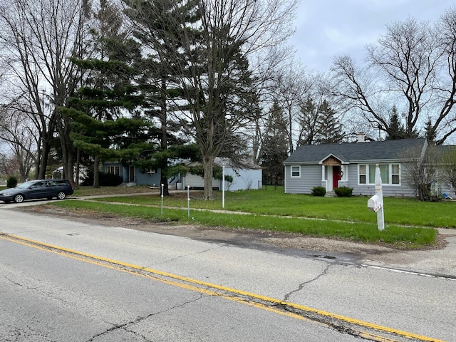 view of front of home featuring a front lawn