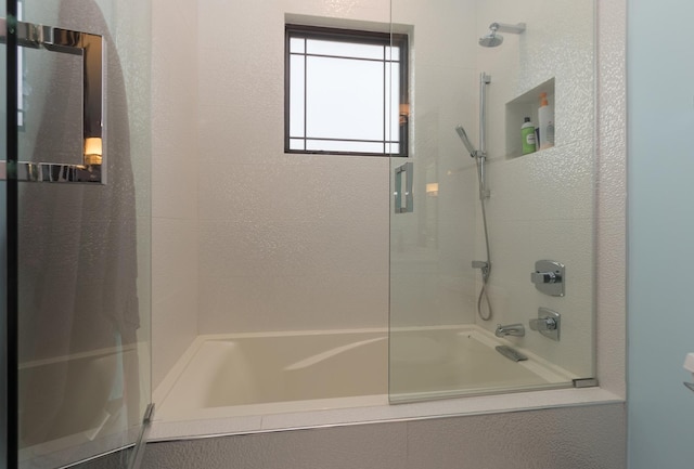 bathroom with tiled shower / bath