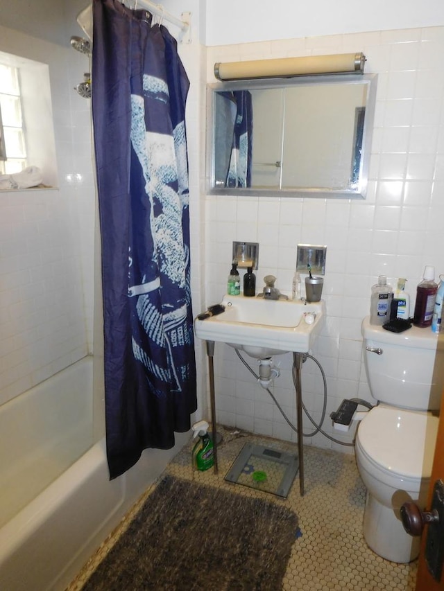 full bathroom with toilet, tile walls, shower / bath combination with curtain, backsplash, and sink