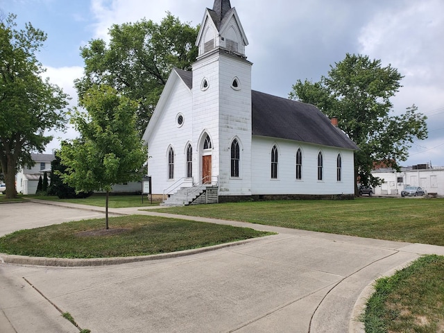 view of front facade with a front lawn