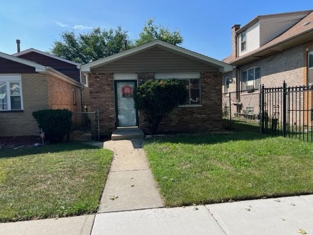 view of front of home featuring a front lawn