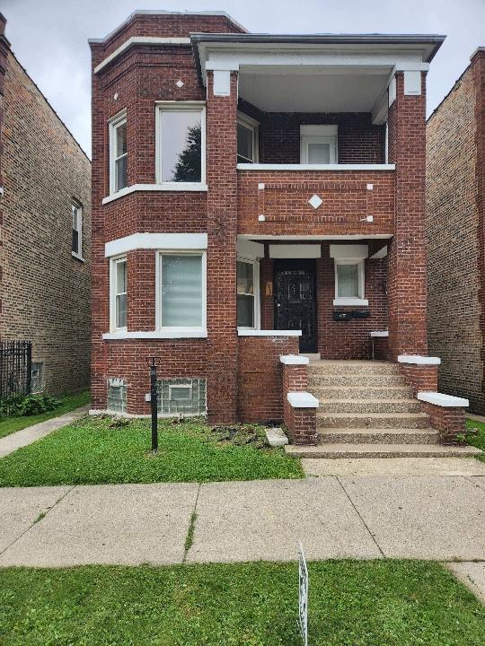 view of front of property with a balcony