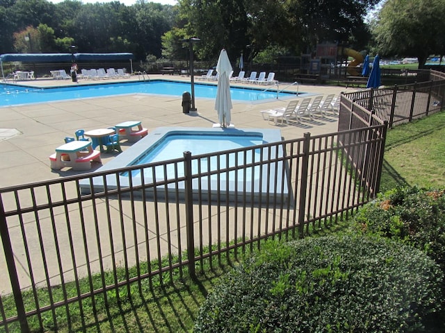 view of swimming pool featuring a patio