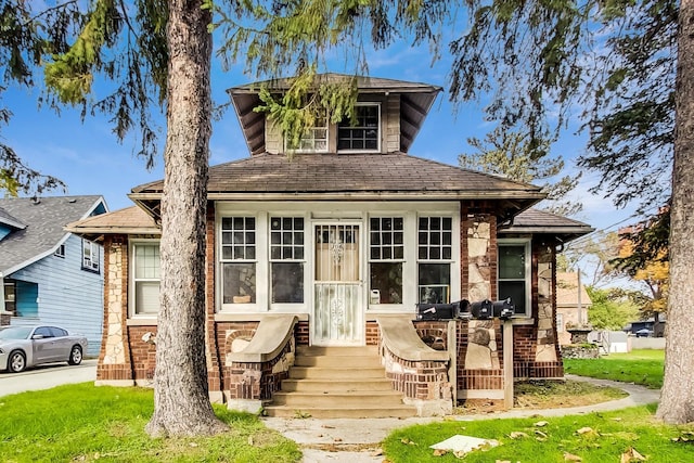 view of front of home featuring a front yard