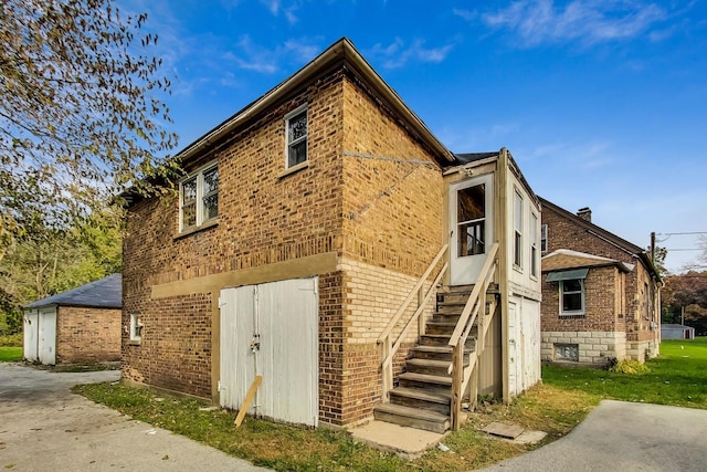 exterior space with a yard