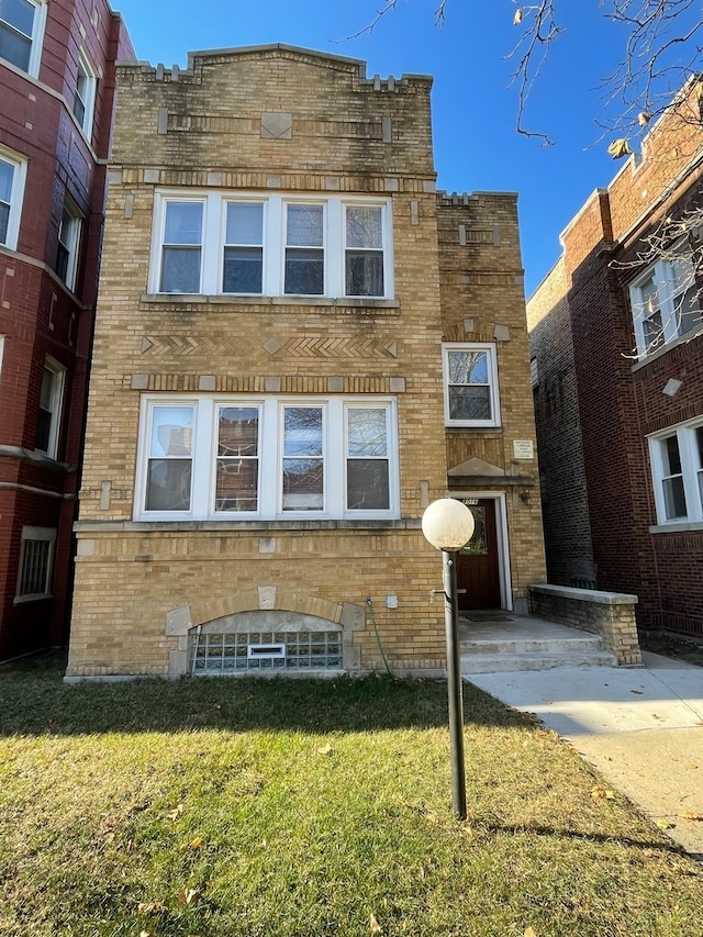 view of front of property with a front lawn