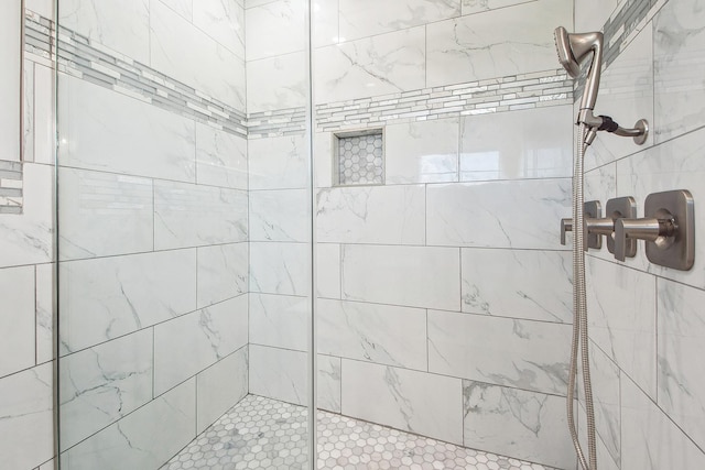 full bath with tiled shower