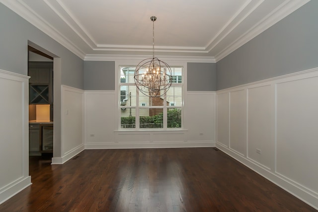 spare room with a notable chandelier, dark wood-type flooring, wine cooler, and a tray ceiling