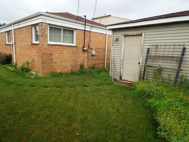 back of house featuring a lawn