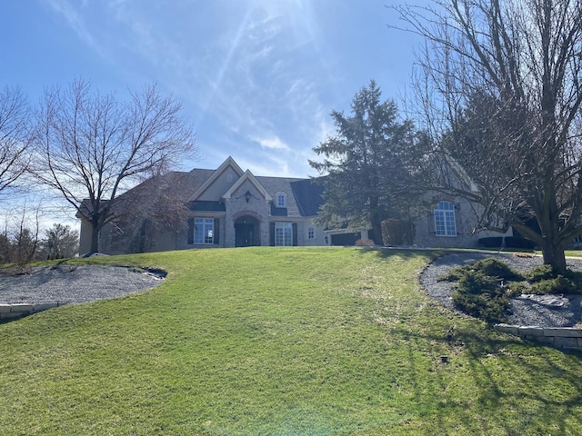 view of front of property featuring a front yard