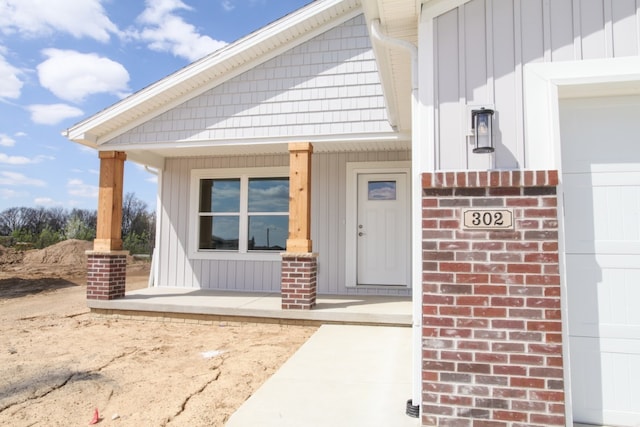 entrance to property featuring a porch