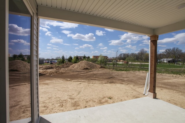 view of yard featuring a patio area